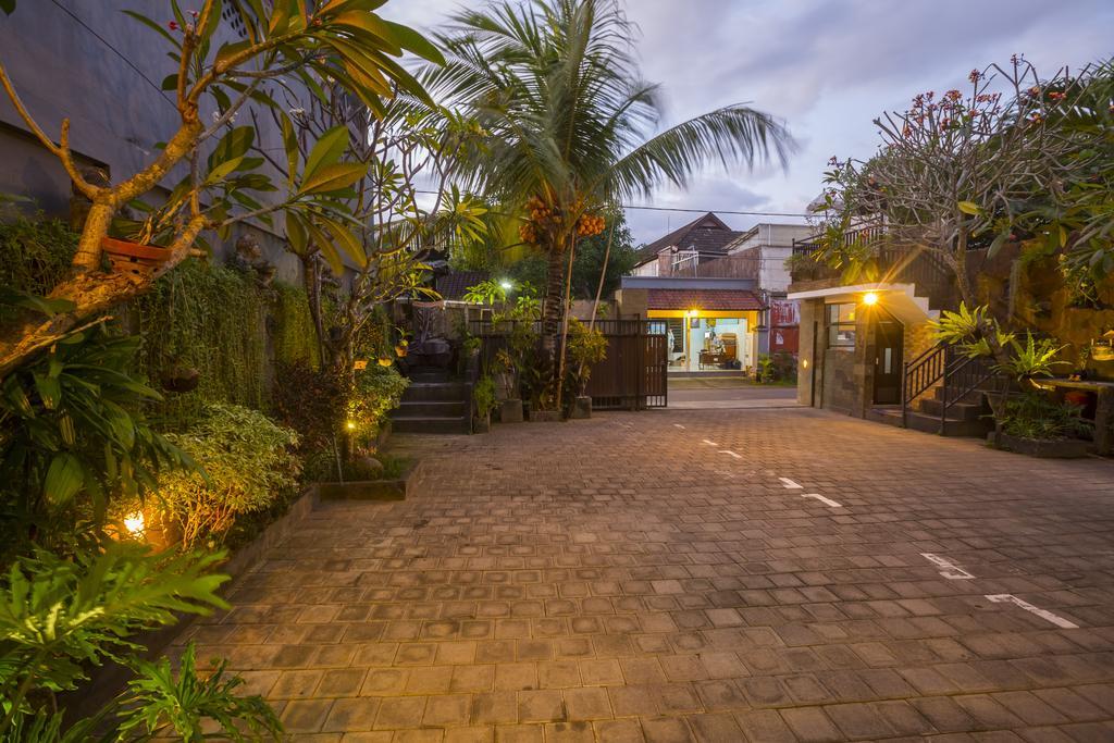 Griya Tunjung Sari Hotel Dempassar Exterior foto